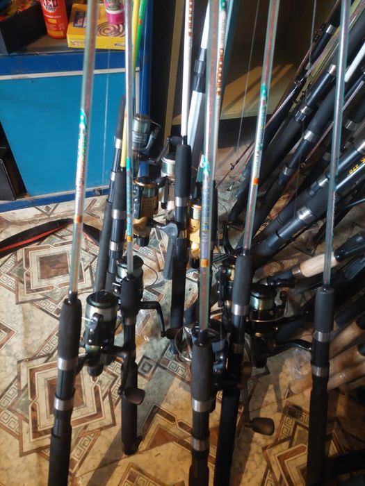 Спиннинги  заборе  готовые