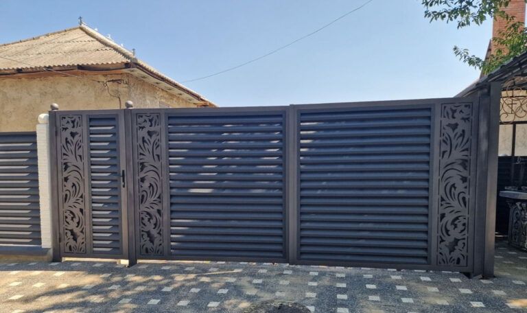 Executăm porți din lamele cu tot cu montaj cu totul 7000 RON poartă mare la 4 m cu 2 m poartă mică doar la 7000 RON executăm porți din șipcă