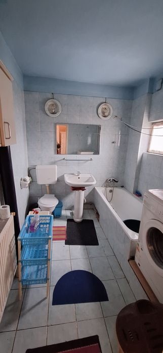 Închiriez apartament la etaj într-o casă  cu P+1