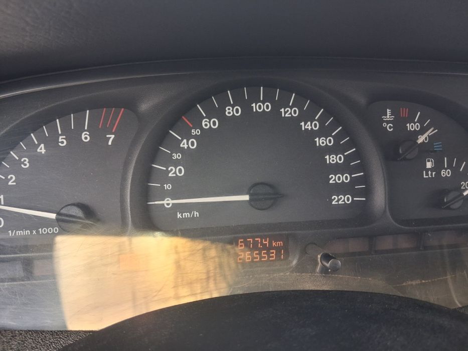 Продавам Опел Вектра
