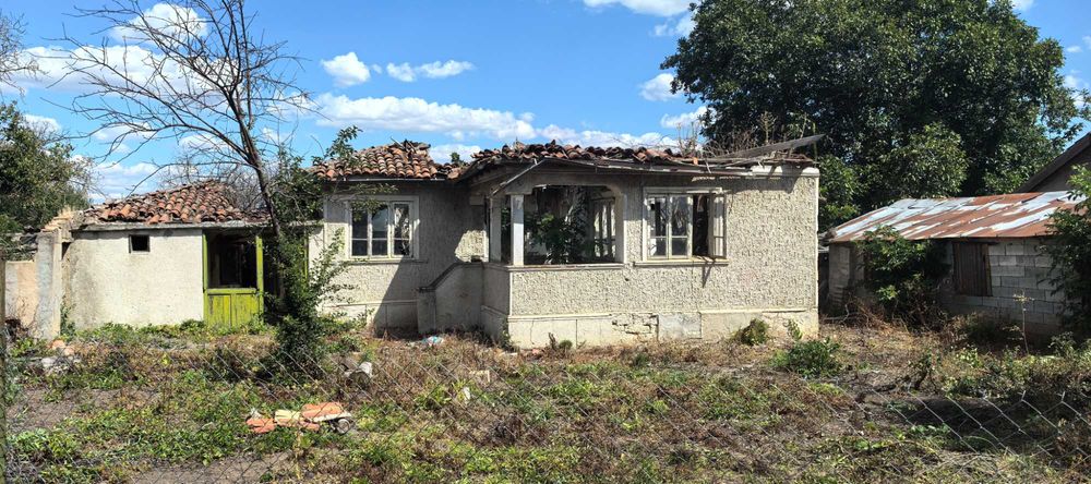Парцел с къща в регулация в село Могилище 2718кв.м