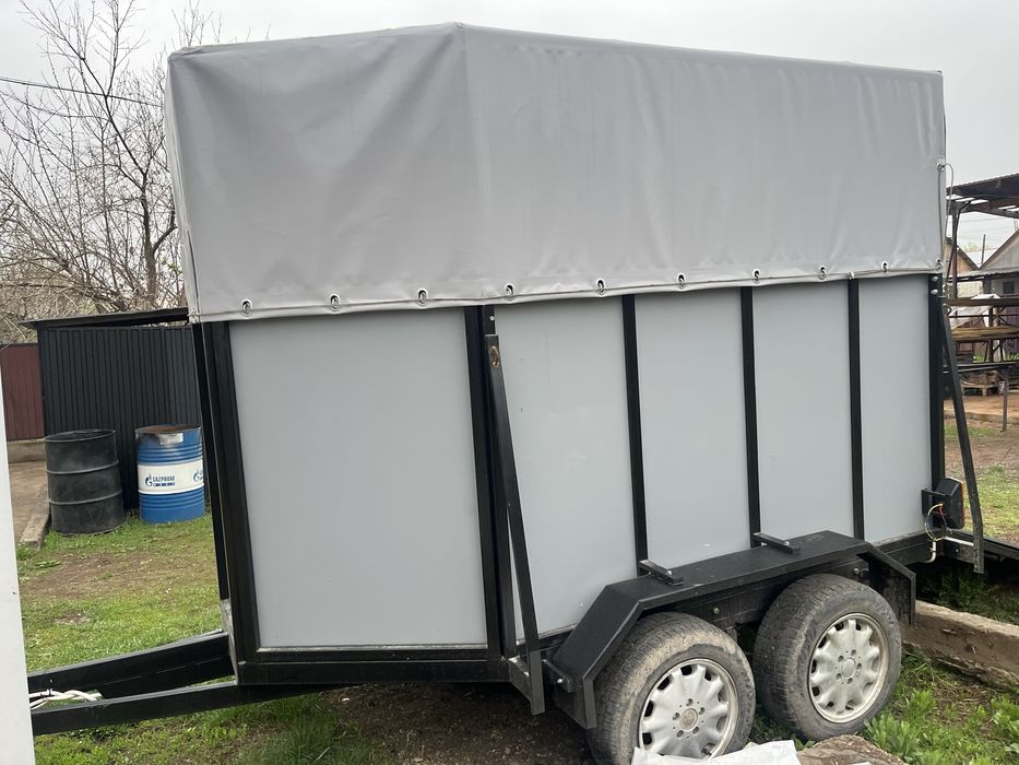 Коневозка, прицеп, скотовоз.