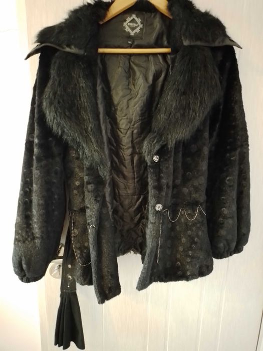 Елегантно и интереесно късо палто