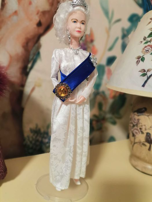 Колекционерска кукла Английска кралица Елизабет II