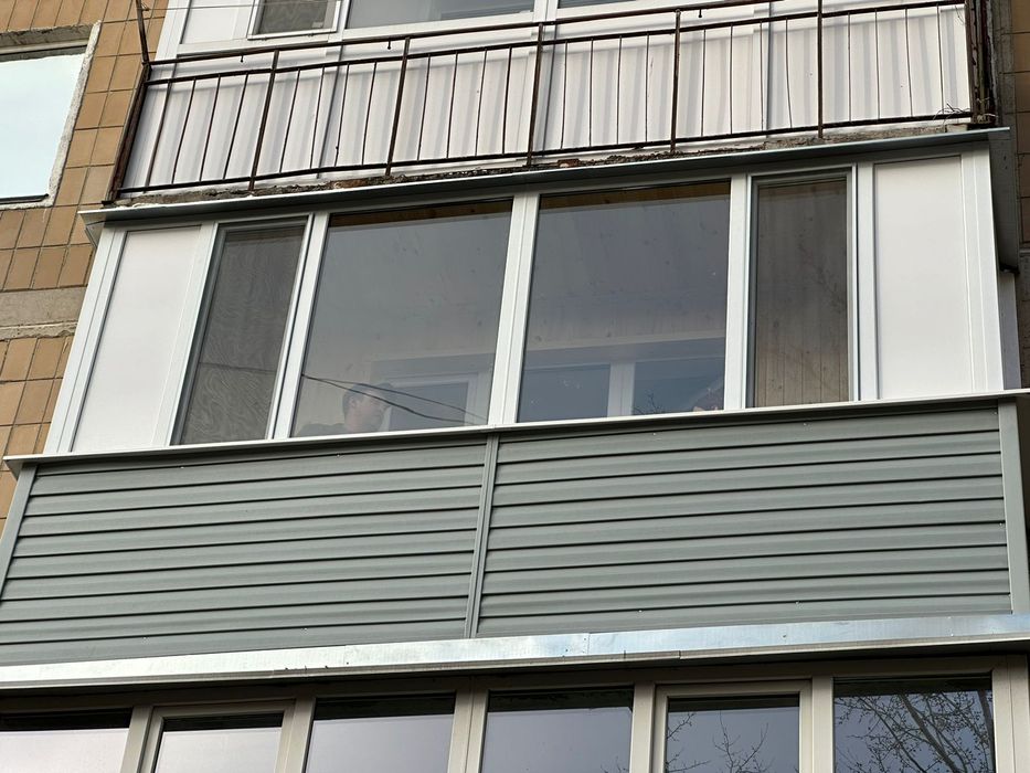 Остекление балконов, дерево, пластик
