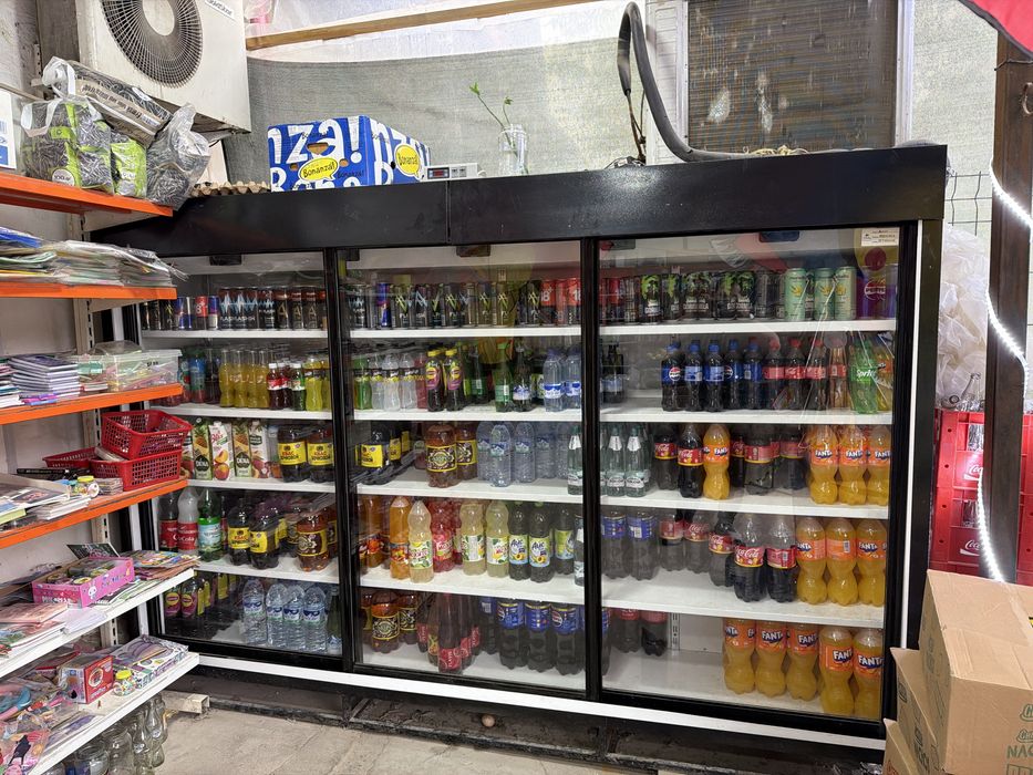 Холодилник витрина шкаф