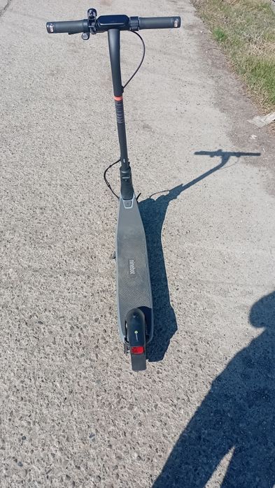 Vând trotineta electrica ninebot kickscooter e2 plus