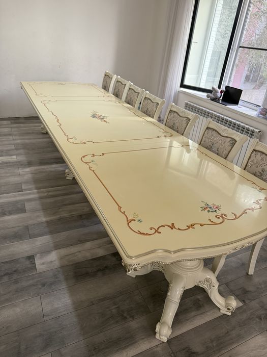 Продаю большой стол и 16 стульев