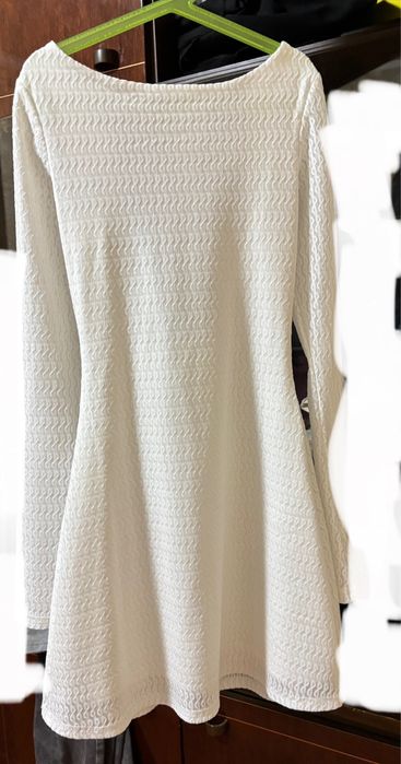 Белое платье с открытой спиной