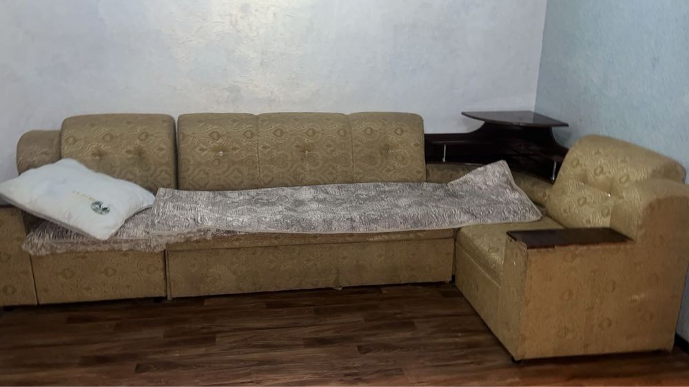 Угловой коричневый диван