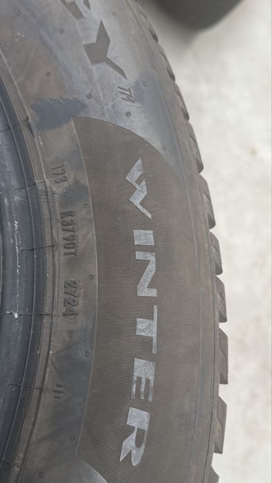 Vand 4 anvelope 235/60/18 pirelli de iarnă ca noi