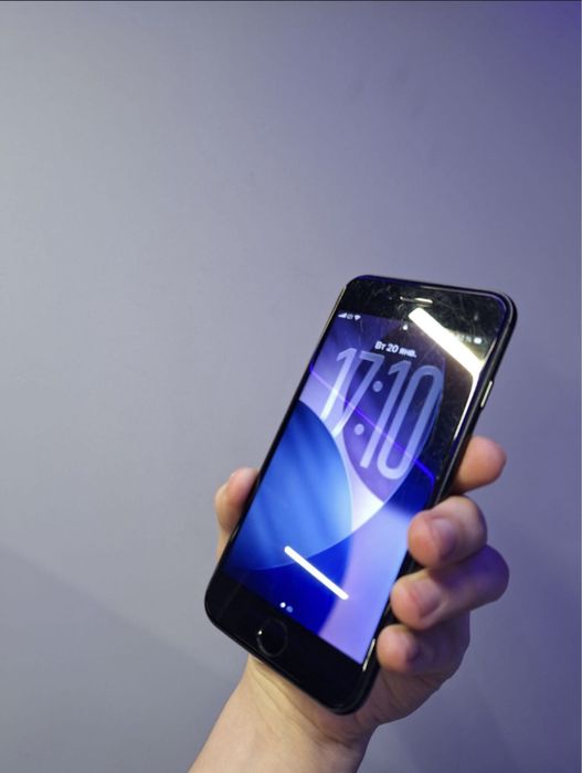 Продам Айфон SE 2020