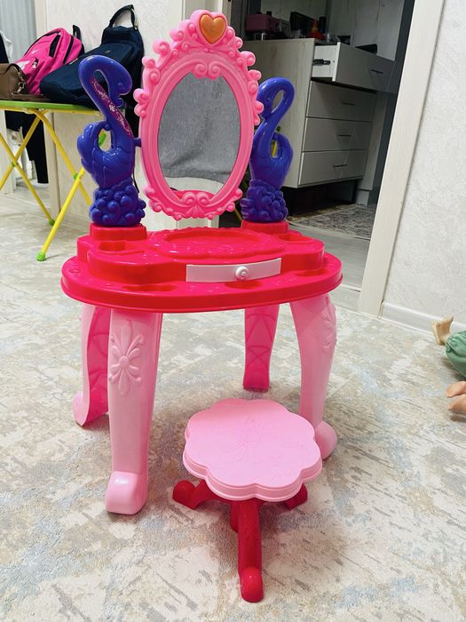 Косметический столик для девочки