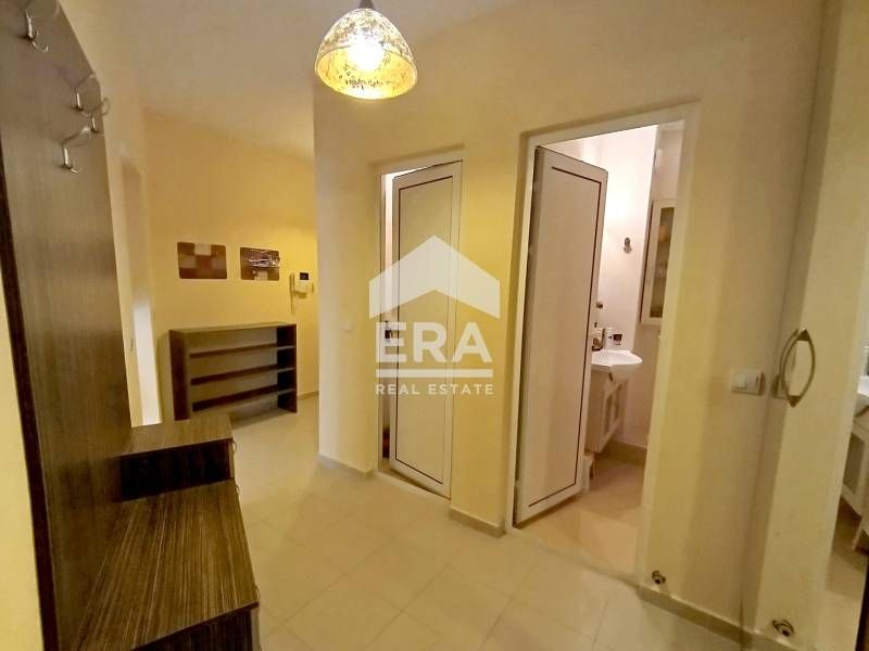 Приятен мебелиран тристаен апартамент в жилищна сграда