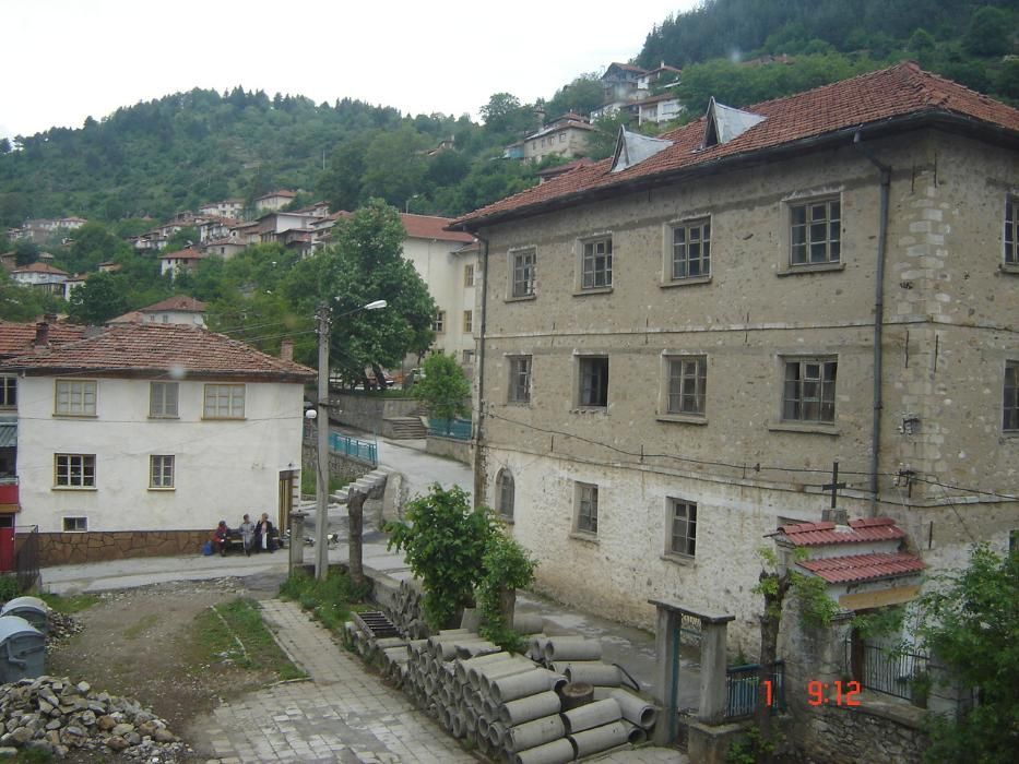 Продавам каменна къща до Ски Пистите на к.к. Пампорово 3ет. по 150кв.