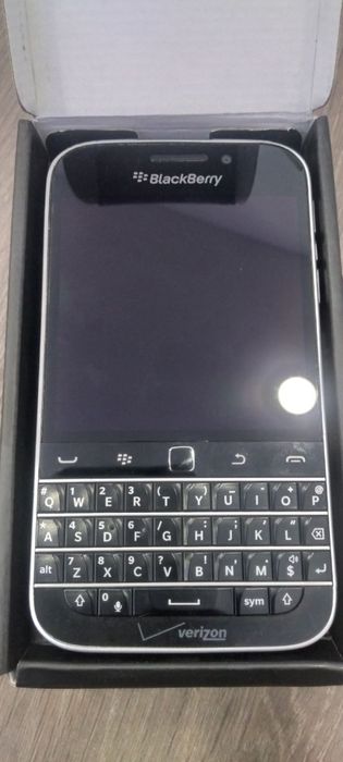Blackberry  q20 черного цвета