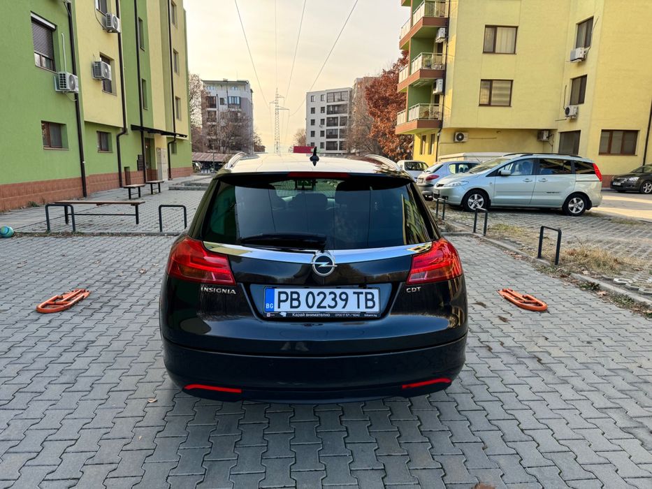 Opel Insignia 2.0 CDTI 131 к.с. – 2011 г. | Черен | Пълна екстра