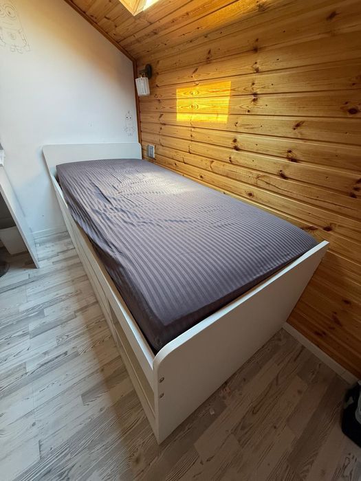 Vând pat single foarte rezistent 90/200 Ikeea