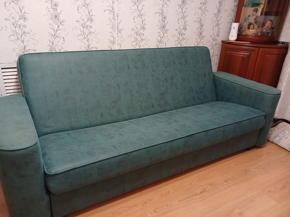 Диван мокрая кожа