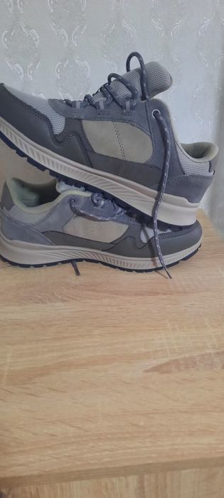 Продам новые кроссовки