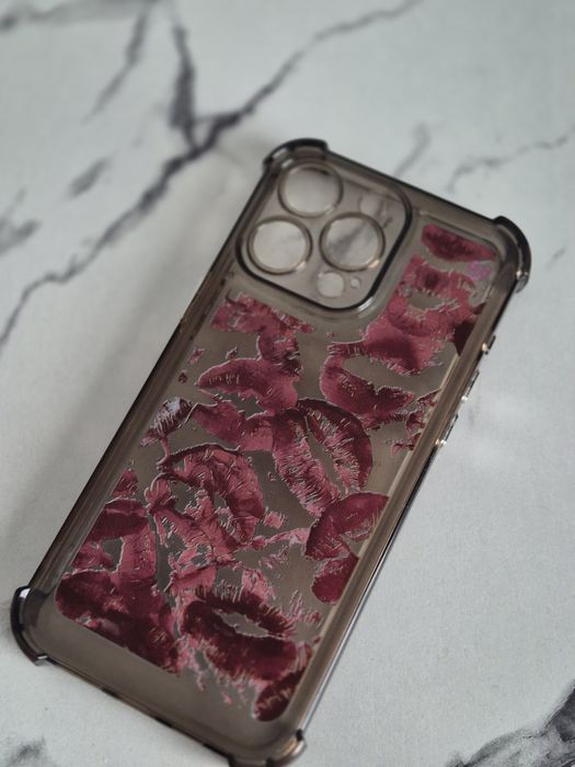 Стильные чехлы для iPhone 15 Pro Max (почти новые)