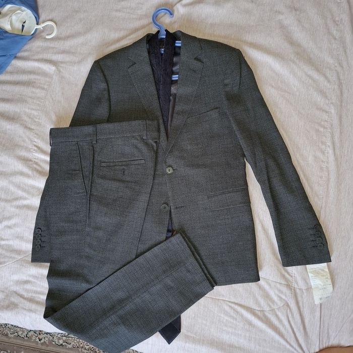 Брючный костюм с жилетом и галстуком на свадьбу