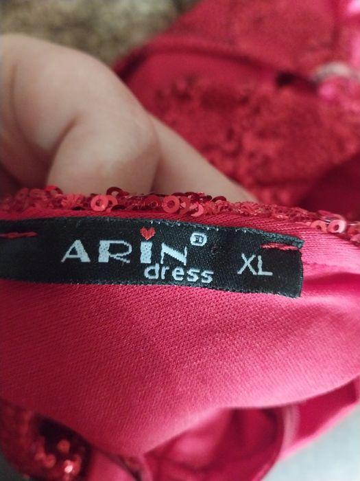 Продавам сатенена рокля