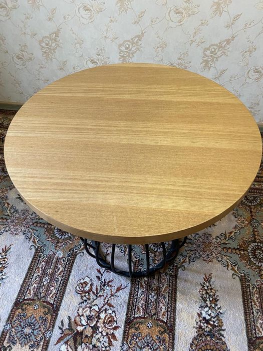 Круглый деревянный стол