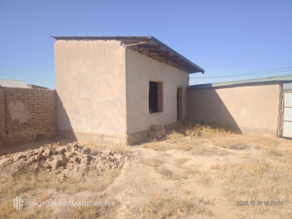 Uy joy sotiladi 4 sutix