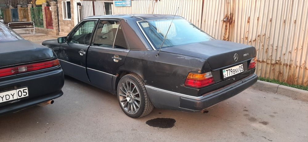 Машина Мерседес 124