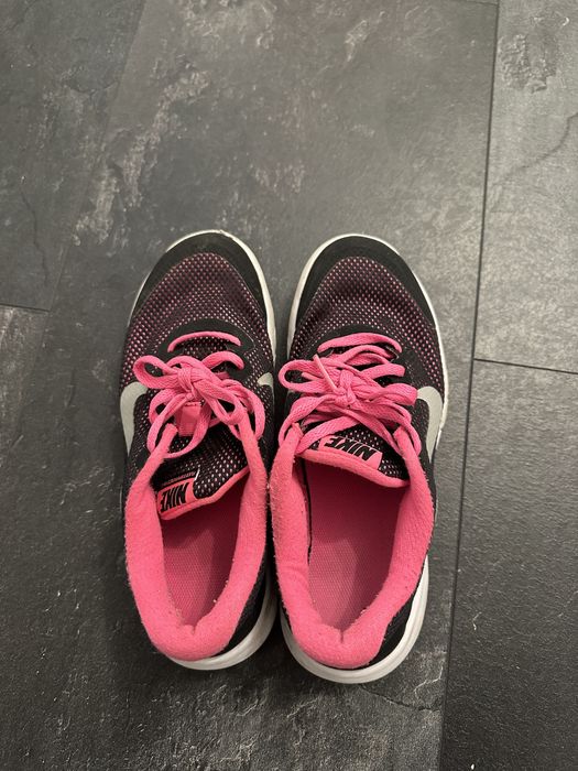 Nike adidasi 37.5 (23 de cm maxim)