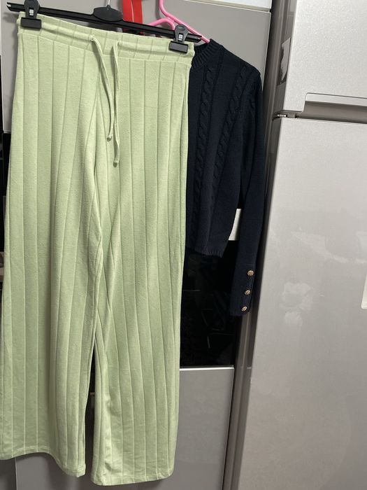 Pantaloni flare si pluover scurt