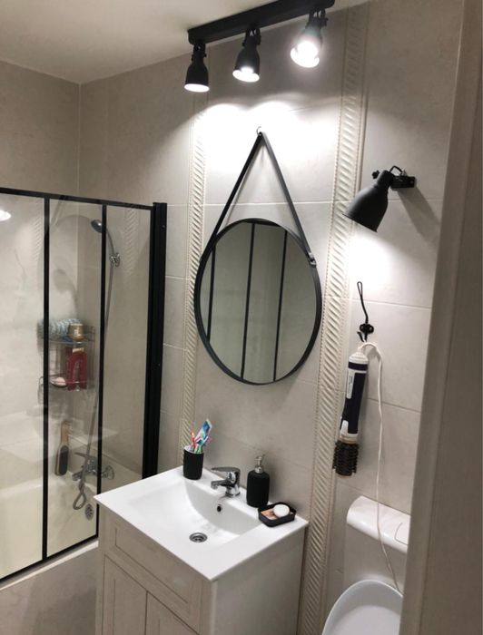 Închiriez apartament cu 2 camere (făcute  3), în zona Camerei de Comerț