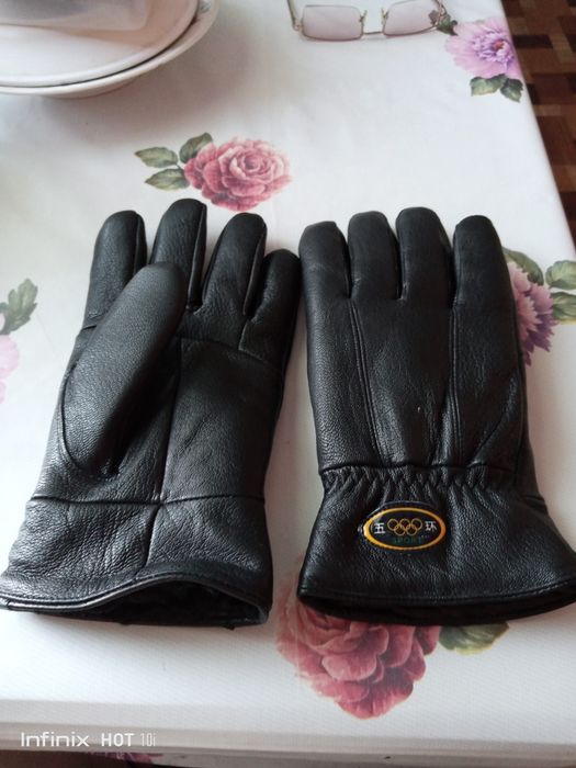 Новые мужские кожаные перчатки.