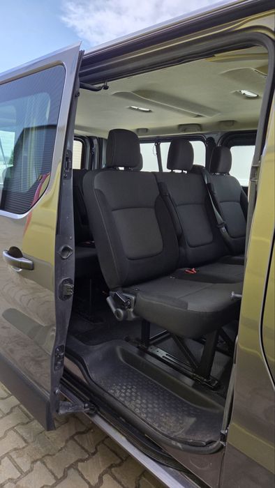 Пътнически бус под наем Автоматик 8 Местен Дълга база  Цена от 59.99€