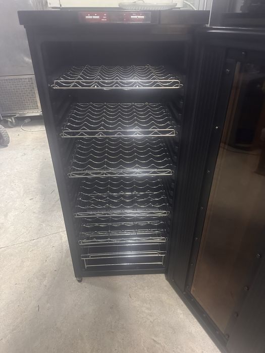 Хладилна витрина за вино