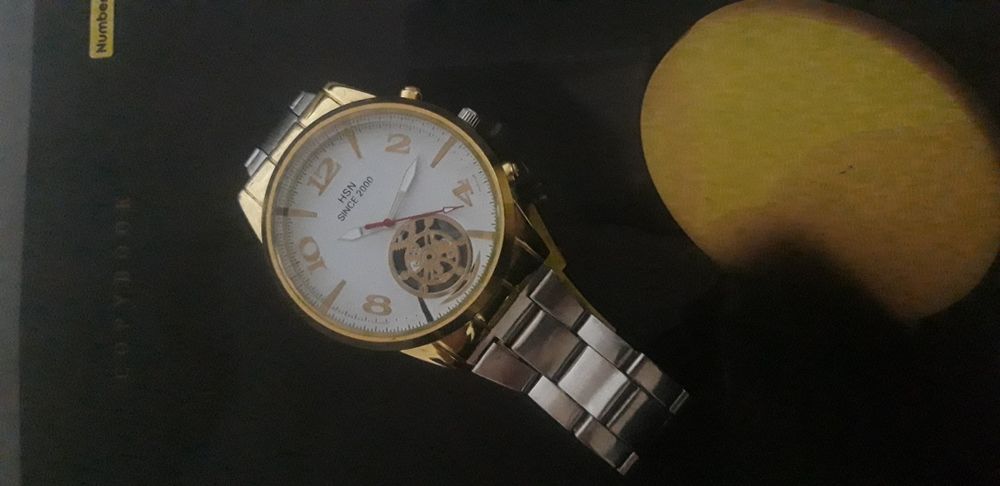 Qimatbaxo soat tila va kumush rangli