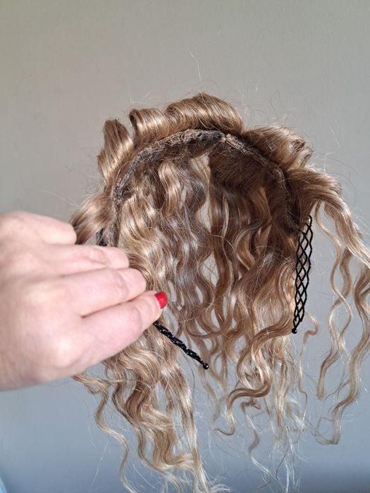 Диадема готова за поставяне.Напълно естествен косъм.