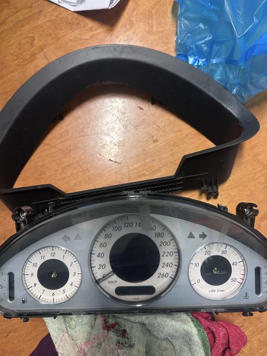 На запчасть щиток мерседес 211