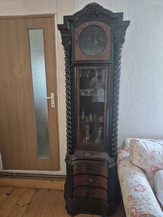 Mobilier antic – vitrină sculptată cu sertare și spațiu pentru ceas