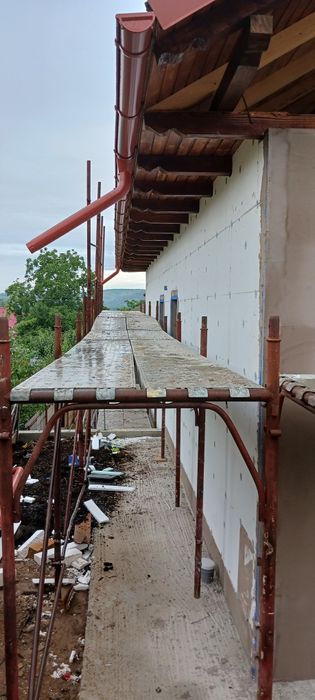 Execut lucrări: fundații, zidărie, acoperisuri, tencuieli, izolații.