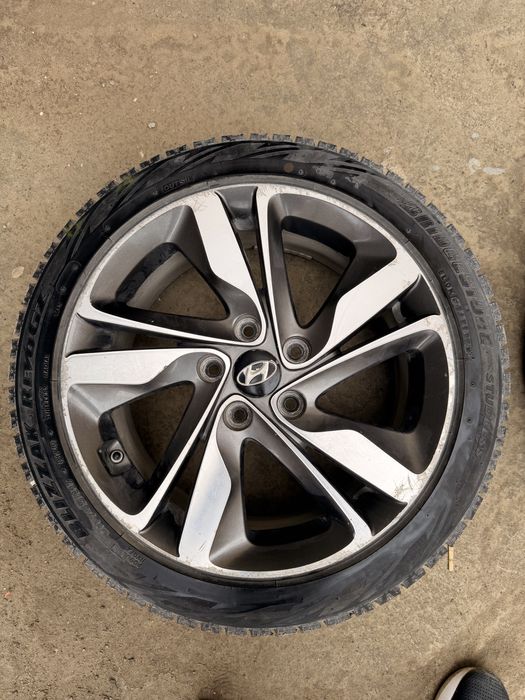 Продам диски R17 на хюндай элантра с покрышками(зимние)