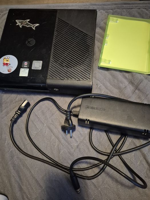 Xbox 360 E 500gb, maneta plus jocurile din imagine.