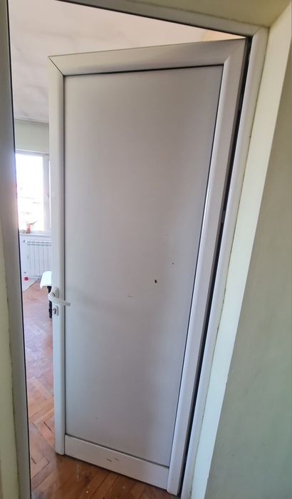 Продавам 3 броя врати алуминиева дограма с касите