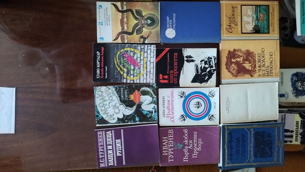 Продавам книги...
