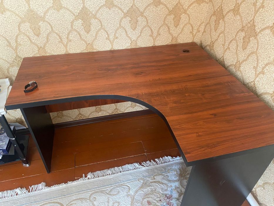 Компьютерный стол срочно продам