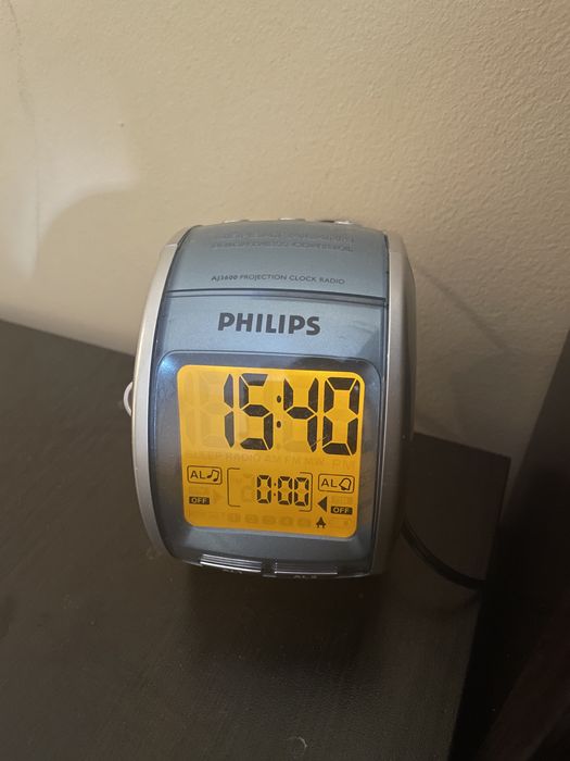 Часовник/будилник/ радио с много екстри