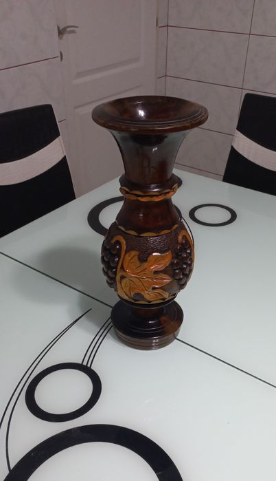 Vază din lemn sculptată manual. Veche de 70 de ani.