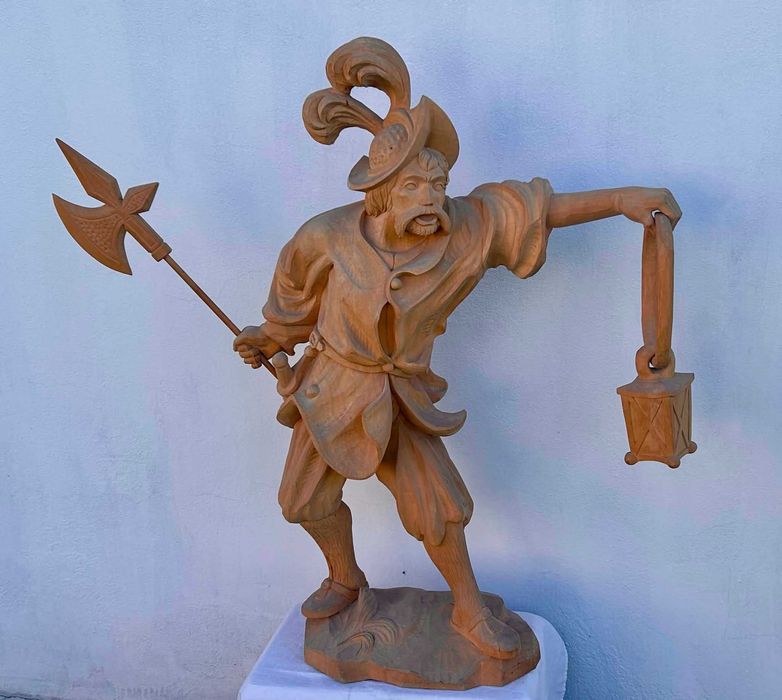 Sculptură unică din lemn, lucrată manual – Soldat/paznic cu felinar