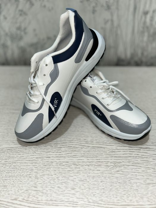 Качестенные белые кроссовки